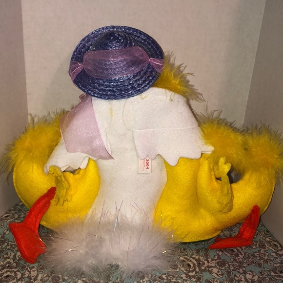 Annalee Mama duck with her three little chicks - Picture 6 of 10